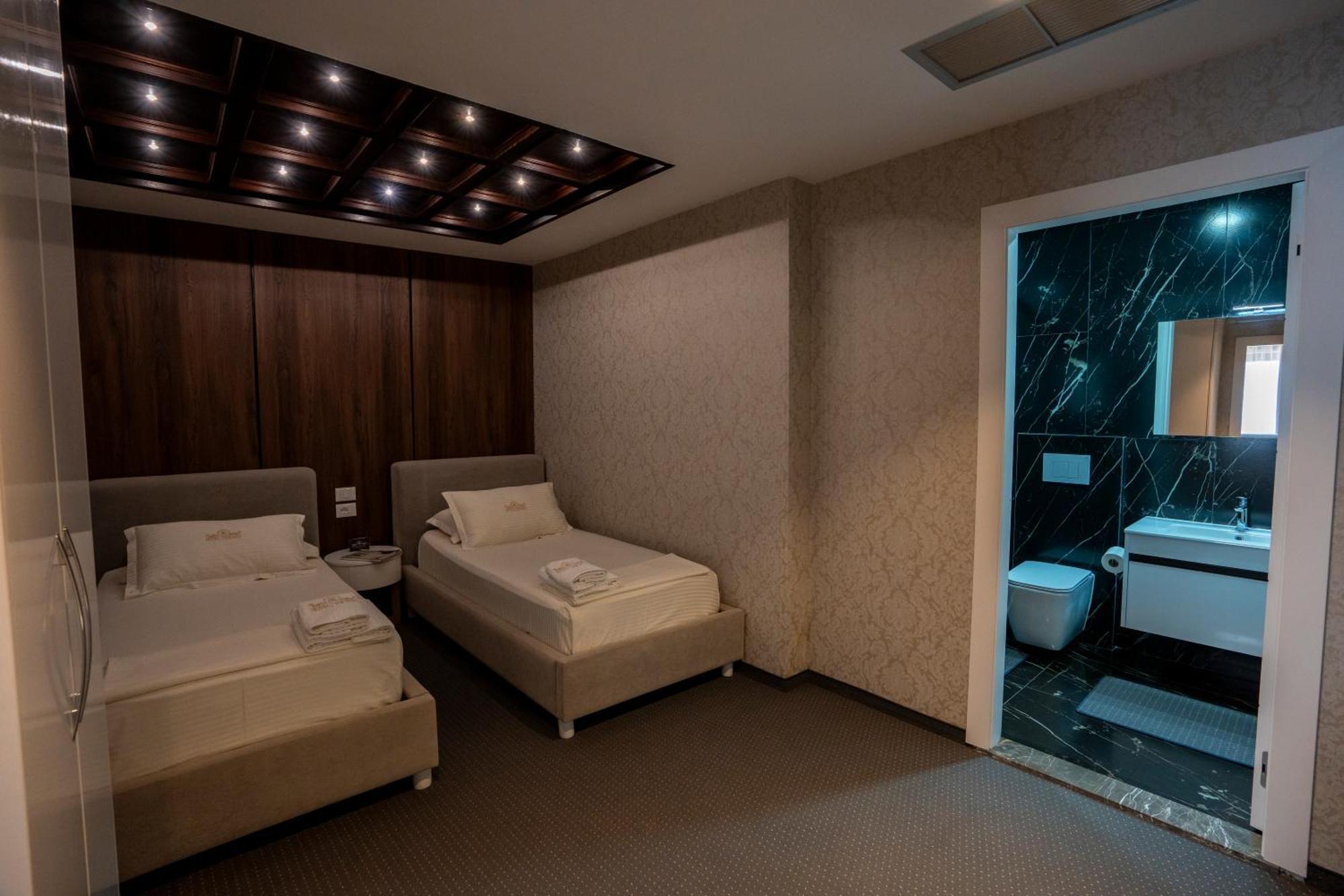 Hotel Chicago Shkoder Exterior photo